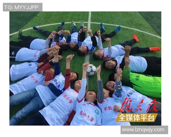 足球少年与偶像同框合影 梦想起航的珍贵瞬间